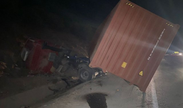 Kontrolden çıkarak refüje giren tırın sürücüsü yaralandı