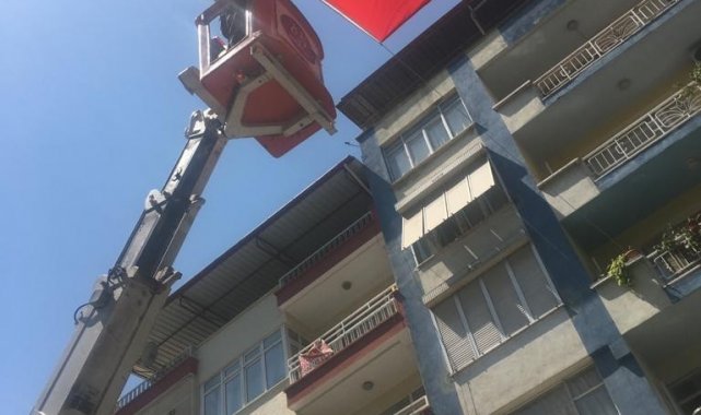 Kopmak üzere olan bayrak, yenisi ile değiştirildi