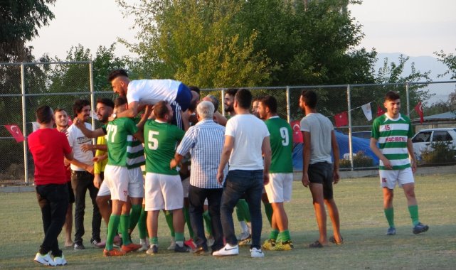 Kozan&#039;da köy takımlarından anlamlı saygı duruşu