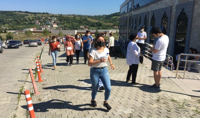 KPSS için sınav salonları önünde uzun kuyruklar oluştu