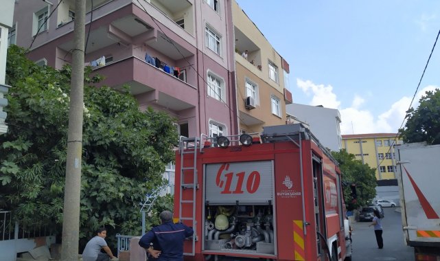 Küçükçekmece&#039;de buzdolabı patladı, son anda kurtuldular