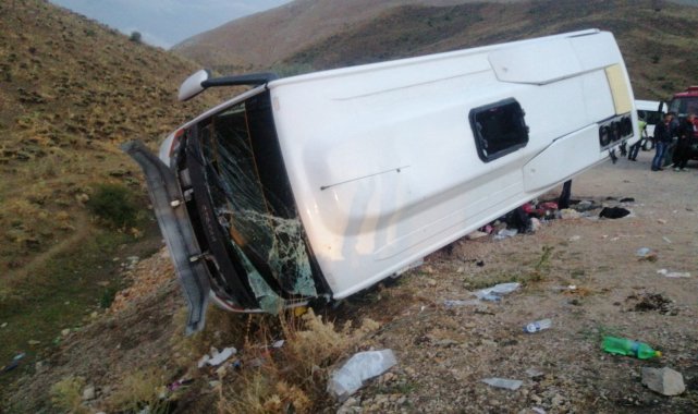 Kuran kursu öğrencilerini taşıyan midibüs dere yatağına devrildi: 29 yaralı