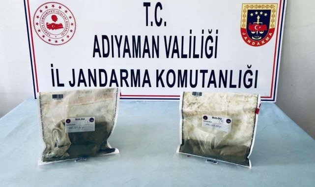 Kurutmaya bıraktıkları esrarı toplarken yakalandılar