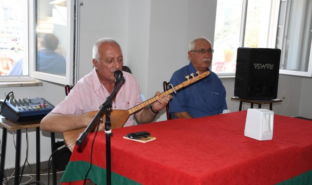 Kuşadası Cemevi&#039;nde 3 bin kişiye aşure ikramı