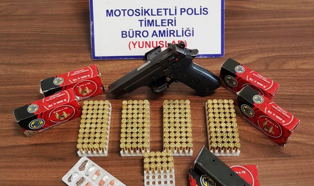 Kütahya&#039;da bir araçta bulundurma ruhsatlı tabanca ve uyuşturucu hap ele geçirildi