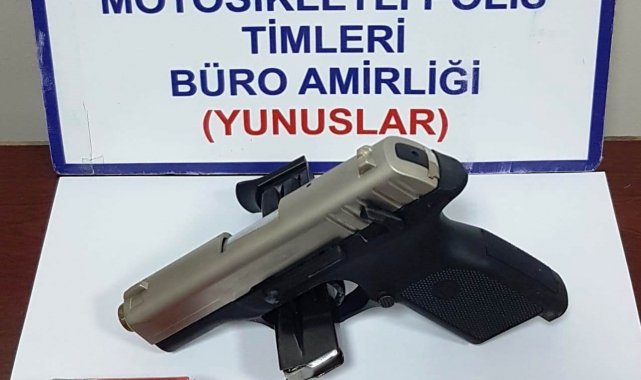 Kütahya&#039;da bir araçta ruhsatsız tabanca ve mühimmat ele geçirildi