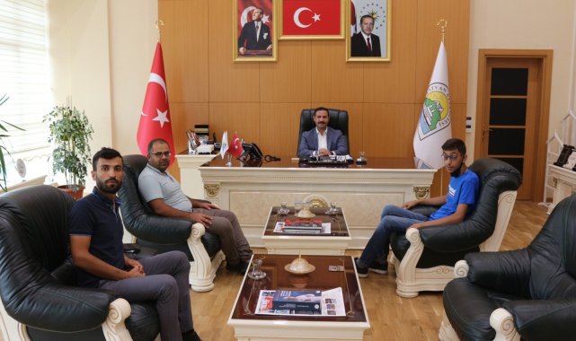 LGS&#039;de Türkiye ikincisi olan Güler&#039;e Başkan Geylani&#039;den hediye