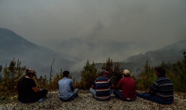 Mahalleli yangını çaresizlikle izledi
