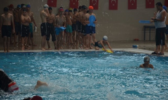 Malatya'da yüzme bilmeyen çocuklara ve gençlere ücretsiz kurs