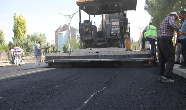 Malazgirt Belediyesinden sıcak asfalt çalışması