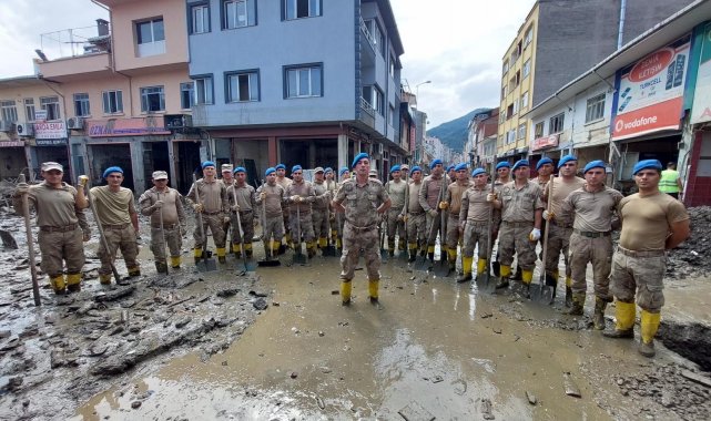 Mehmetçik selin yaralarını sarıyor