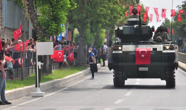 Mehmetçikten göz dolduran geçit töreni