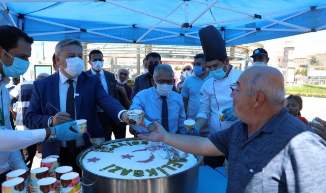 Melikgazi Belediyesi&#039;nden vatandaşlara aşure ikramı
