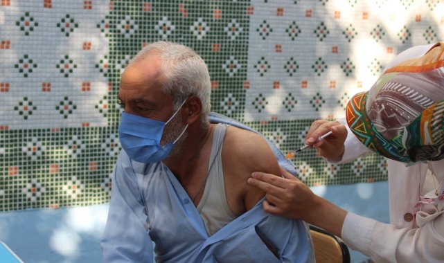 Mevsimlik tarım işçileri kaldıkları çadır kentte aşılandı