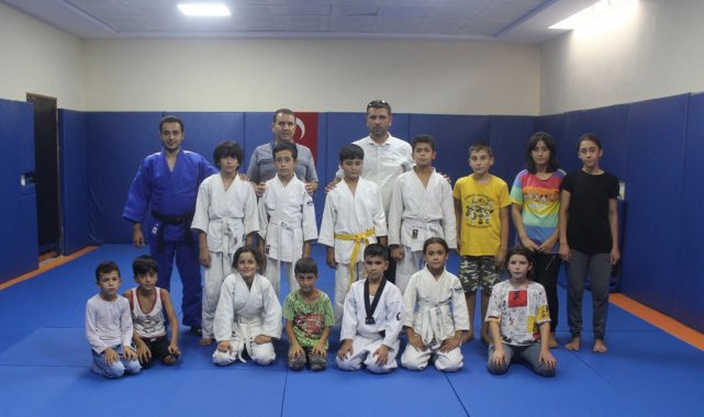 Minik judocular madalya için hazırlanıyor