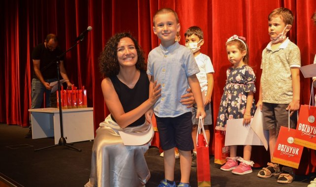 Minik sanat severler katılım belgelerini aldı