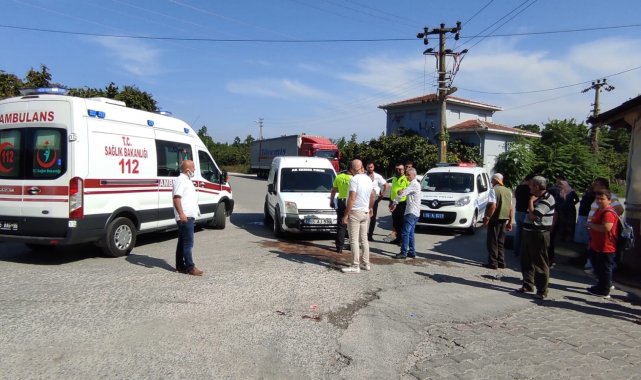 Motosiklet ile hafif ticari araç çarpıştı: 3 yaralı