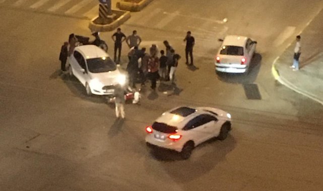 Motosiklet ile otomobil çarpıştı: 2 yaralandı