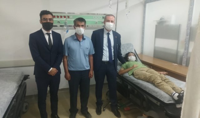 Müdür Kökrek, Zafer Bayramında rahatsızlanan öğrenciyi hastanede ziyaret etti