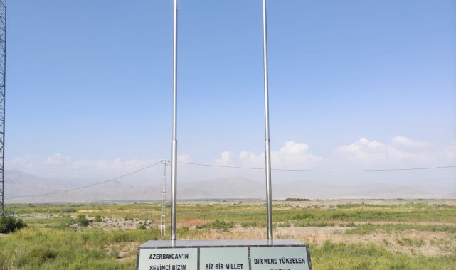 Nahçıvan sınırına dikilen Türk-Azerbaycan bayrakları Ermenistan&#039;dan görünüyor