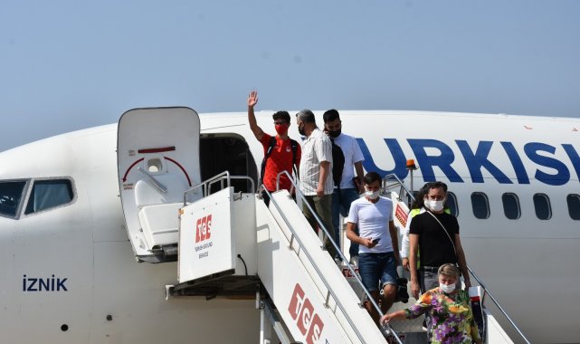 Olimpiyatlarda sırıkla atlamada final yarışan milli atlet Ersu Şaşma, Türkiye&#039;ye döndü