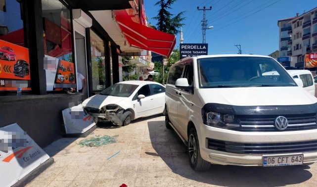 Ölümün teğet geçtiği anlar: Ani fren yapınca dükkana daldı