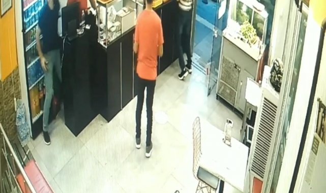 Önce ustayı bıçakladı, ardından dükkanı dağıttı: Bıçaklı saldırı güvenlik kamerasına yansıdı