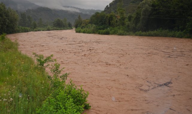 Ordu&#039;da heyelan: Araçlar son anda kurtuldu