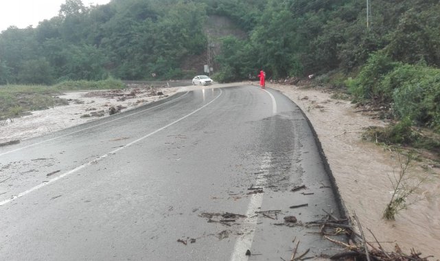 Ordu&#039;da sağanak nedeniyle dere taştı, yol geçici olarak ulaşıma kapandı
