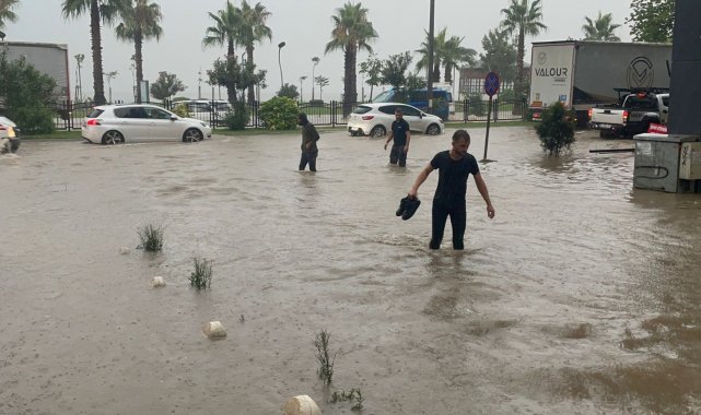 Ordu&#039;da sel: Karadeniz Sahil Yolu ulaşıma kapandı, iş yerlerini su bastı