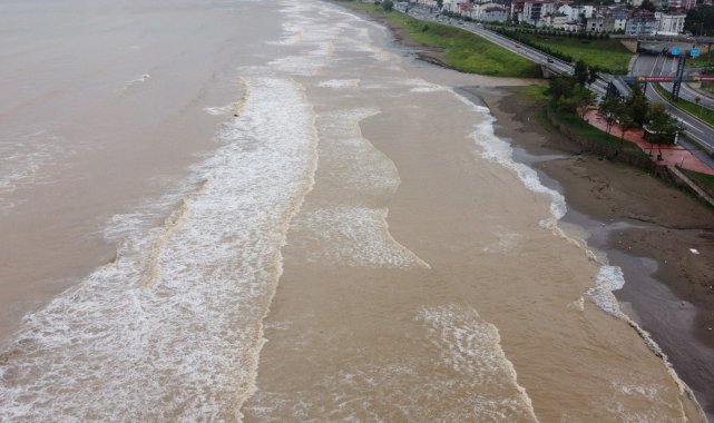 Ordu&#039;da sel sonrası sahil çamura büründü