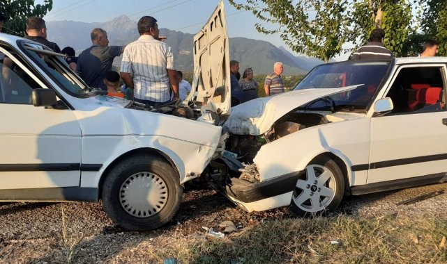 Osmaniye iki otomobil kafa kafaya çarpıştı: 6 yaralı