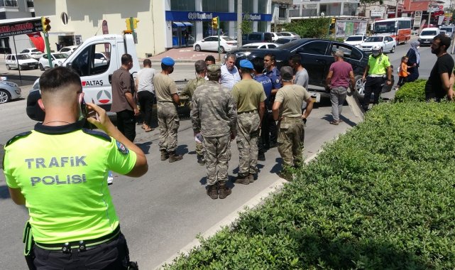 Osmaniye&#039;de askeri ambulans ile otomobil çarpıştı: 2 yaralı