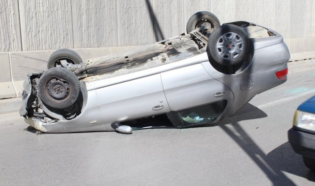 Otomobil alt geçide girdiği esnada takla attı, sürücü yaralandı