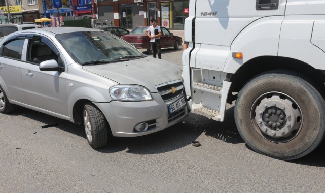 Otomobil ile tır kafa kafaya çarpıştı: 1 yaralı