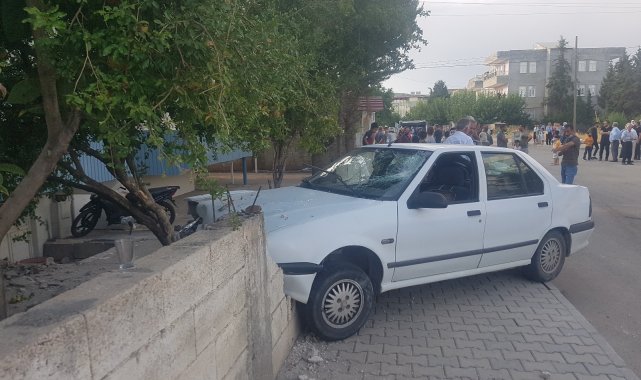 Otomobil kaldırımda duran gençlerin arasına daldı: 4 yaralı