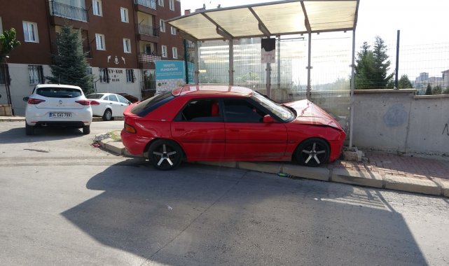 Otomobile çarpan araç durağa savruldu; 5 yaralı