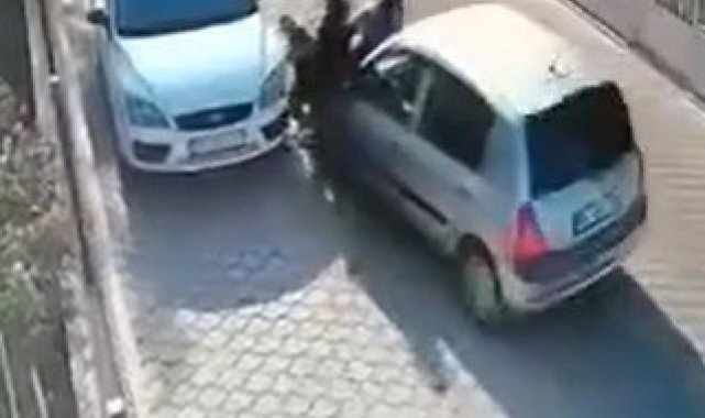 Otomobilin çarptığı yayalar araçların arasında sıkışıp kaldı