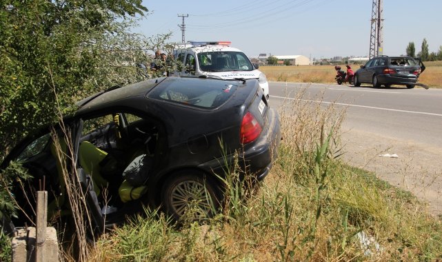 Otomobiller çarpıştı, biri bahçeye daldı: 4 yaralı