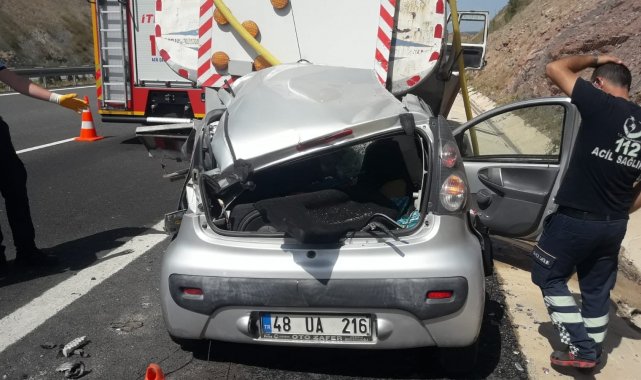 Otoyolda sulama yapan tankere çarpan kadın sürücü öldü