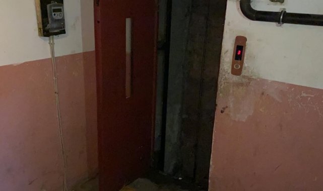 Oturduğu apartmanın asansör boşluğunda ölü bulundu