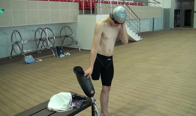 Paralimpik sporcu Recep Tuna, engelleri aşarak olimpiyatlara yüzüyor