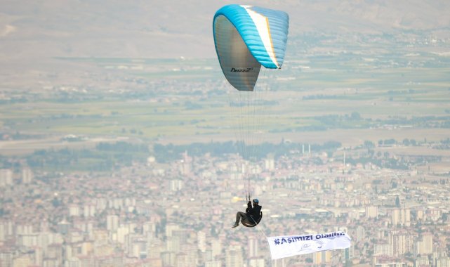 Paraşütle aşı farkındalığı oluşturuldu