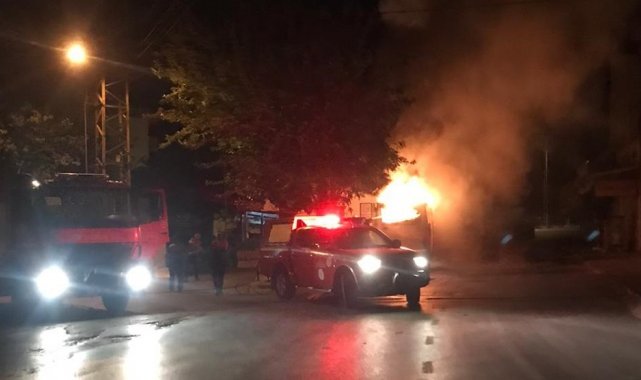 Park halindeki minibüs yanarak küle döndü