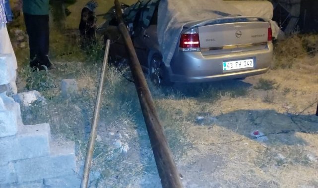 Park halindeki otomobilin üstüne elektrik direği devrildi