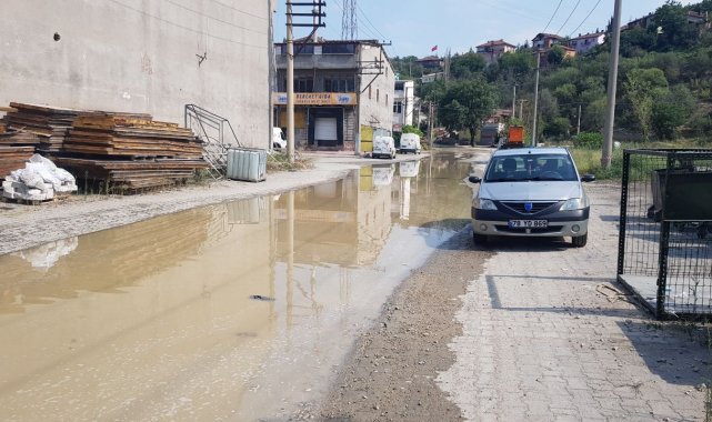 Patlayan su borusu yolları göle çevirdi