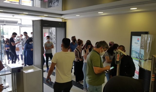 Personel için iş duyurusu yapan belediyenin önünde kuyruk oluştu