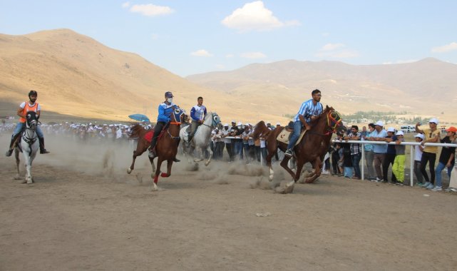 Rahvan at yarışları nefes kesti