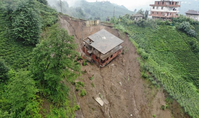 Rize&#039;de 3 katlı bina heyelanda sürüklendi