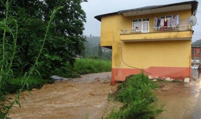 Rize&#039;de şiddetli yağış dereleri taşırdı, heyelanlar meydana geldi